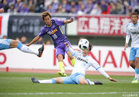 果敢にシュートを放つ柏 好文（広島）。得意のドリブルからもチャンスを演出した【明治安田Ｊ１ 第4節 広島vs磐田】