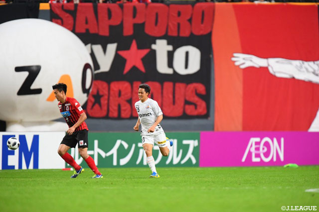 試合終盤こぼれ球に反応した翁長 聖（長崎）は同点弾を決めた【明治安田Ｊ１ 第4節 札幌vs長崎】