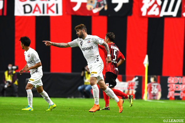 ファンマ（長崎）がPA内で果敢に攻めるもDFにクリアされる【明治安田Ｊ１ 第4節 札幌vs長崎】