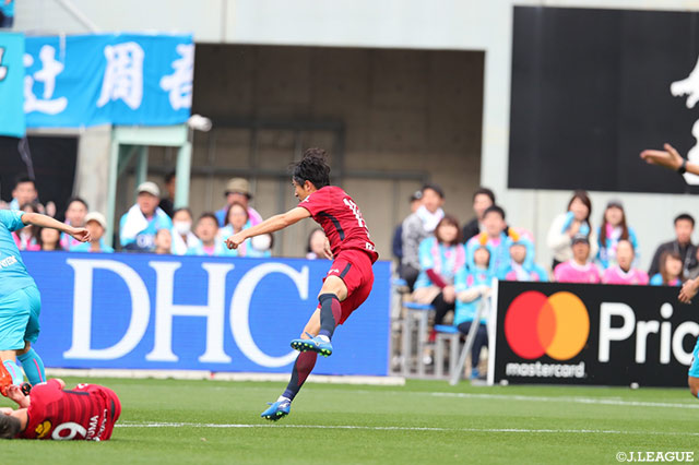 前半14分、右足を振り抜き豪快に先制点を奪った金崎 夢生（鹿島）【明治安田Ｊ１ 第4節 鳥栖vs鹿島】