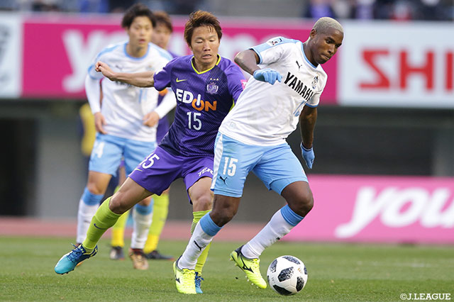 ドリブル突破を計るアダイウトン（磐田）。随所に持ち味を発揮し、広島守備陣を苦しめた【明治安田Ｊ１ 第4節 広島vs磐田】