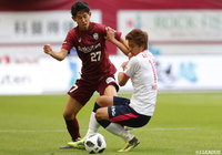 リーグ戦デビューの郷家 友太（神戸）と激しく競り合う丸橋 祐介（Ｃ大阪）【明治安田Ｊ１ 第4節 神戸vsＣ大阪】