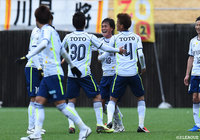 FKを直接決めた浦田 樹（#13）に駆け寄る選手たち。北九州が今季初勝利を挙げる！【明治安田Ｊ３ 第3節 藤枝vs北九州】