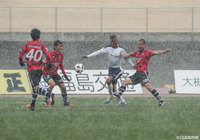 前節にPKを決めたキリノ（鹿児島）には激しいマークがつき、なかなかシュートを打つことができない【明治安田Ｊ３ 第3節 福島vs鹿児島】