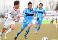 後半1点ずつ得点を決めた菅本 岳（盛岡）と吉田 明生（YS横浜）【明治安田Ｊ３ 第3節 盛岡vsYS横浜】