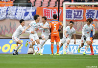 後半途中より投入され、見事起用に応えた丹羽 詩温（#15）と祝福するチームメイトたち【明治安田Ｊ２ 第5節 新潟vs愛媛】