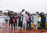 3連勝の徳島がサポーターと勝利を分かち合う【明治安田J2 第5節 甲府vs徳島】