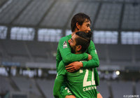 冷静にボレーで流し込み、先制点を決めた東京Ｖのカルロス マルティネス（#22）【明治安田Ｊ２ 第5節 東京Ｖvs福岡】