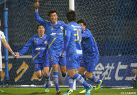 先制ゴールを決めた藤井 航大(#3)に駆け寄り喜ぶ選手たち【明治安田J2 第5節 町田vs松本】