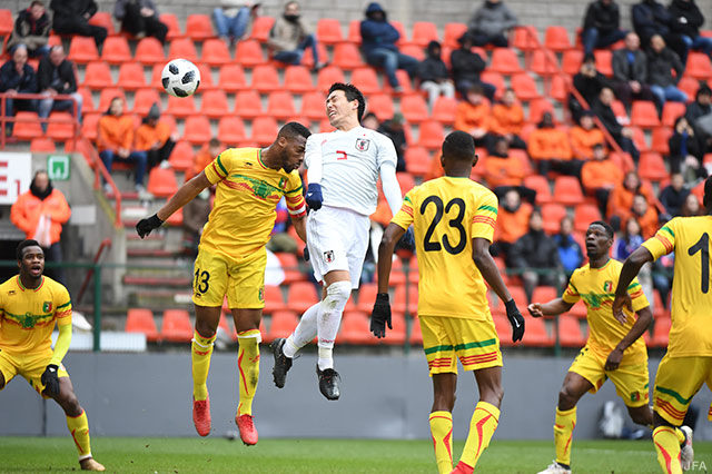 宇佐美のCKに昌子 源（鹿島）が合わせるも惜しくも枠の右に外れてしまう【国際親善試合：日本vsマリ】