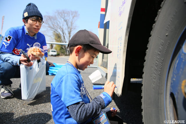 選手もメッセージを書いた「らくがきバス」！何を書いたのかな？【明治安田Ｊ２ 第6節 水戸vs横浜FC】