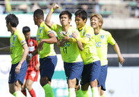 セットプレーから頭で決め待望の先制点をゲットした福岡 将太（栃木）【明治安田Ｊ２ 第6節 栃木vs熊本】