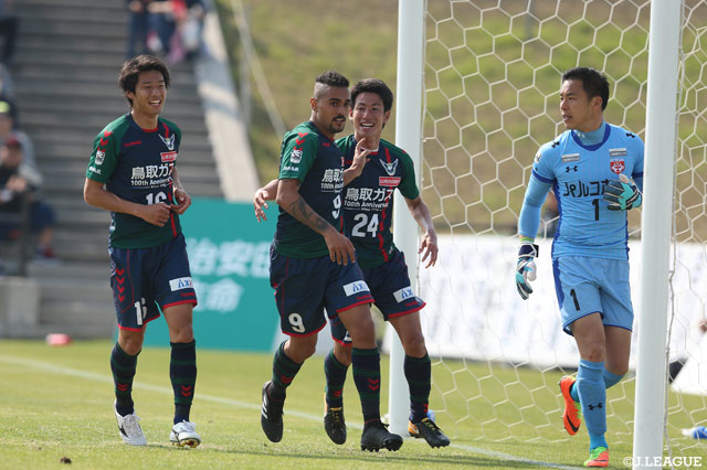 レオナルド（鳥取）は4試合連続ゴールとなるPKを決めた【明治安田Ｊ３ 第4節 鳥取vs盛岡】