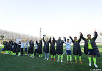 ホームを勝利で飾った栃木の選手たち。サポーターと共に勝利の喜びを分かち合った【明治安田Ｊ２ 第6節 栃木vs熊本】