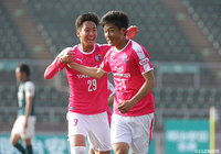 後半ATに逆転となるゴールを決めた山田 寛人（#34）と駆け寄る舩木 翔（#29）【明治安田Ｊ３ 第4節 C大23vs相模原】