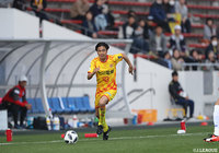 ドリブルで駆け上がる本山 雅志（北九州）。ホーム初勝利とはならず【明治安田Ｊ３ 第4節 北九州vs沼津】