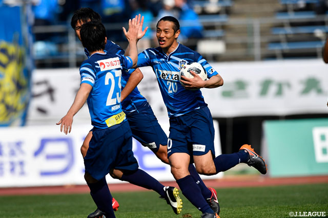 ロングスローからゴール前で混戦が生まれると、最後は原 一樹が押し込み讃岐が同点に追いつく【明治安田Ｊ２ 第6節 讃岐vs大分】