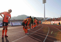 スリリングな展開となった試合を終えた山口の選手たち。結果的に勝点1を手に入れた【明治安田Ｊ２ 第6節 山口vs松本】