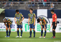 ホームで連勝を飾れず落胆する群馬の選手たち【明治安田Ｊ３ 第4節 群馬vs琉球】