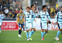 ダメ押しとなる2点目を決めた枝本 雄一郎（#16）。琉球は得点数で鳥取を上回り首位に浮上した【明治安田Ｊ３ 第4節 群馬vs琉球】