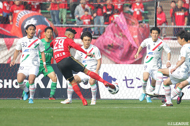 2戦連発を狙い果敢にシュートを放つマラニョン（金沢）【明治安田Ｊ２ 第6節 金沢vs町田】
