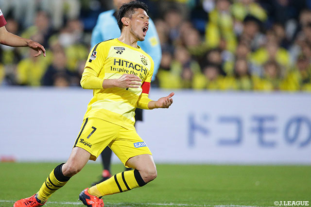 大谷 秀和（柏）がペナルティエリア中央から右足でシュートを放つが、わずかに枠の左へと外れてしまう【明治安田Ｊ１ 第5節 柏vs神戸】