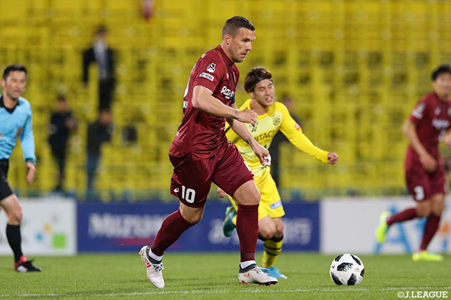 中盤で攻撃のリズムを作るルーカス ポドルスキ（神戸）【明治安田Ｊ１ 第5節 柏vs神戸】