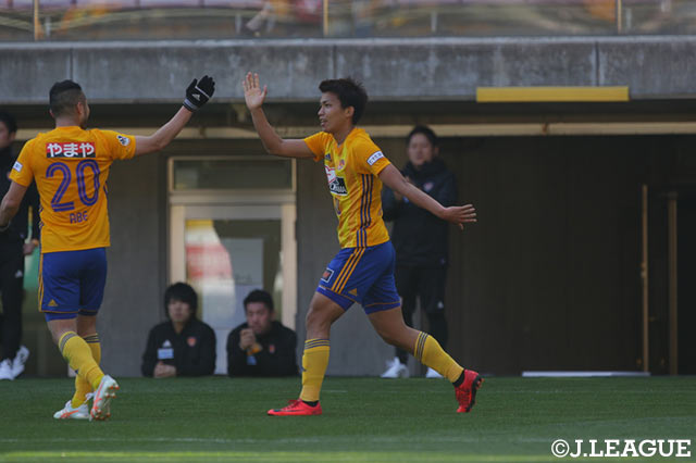 仙台の決勝点をマークした西村　拓真（中央）が阿部　拓馬（左）とハイタッチ【明治安田Ｊ１ 第5節 仙台vs長崎】