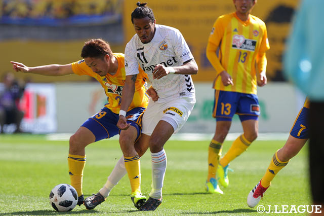 長崎の鈴木　武蔵（中央）と仙台の古林　将太（左）が激しく競り合う【明治安田Ｊ１ 第5節 仙台vs長崎】