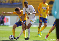 長崎の鈴木　武蔵（中央）と仙台の古林　将太（左）が激しく競り合う【明治安田Ｊ１ 第5節 仙台vs長崎】