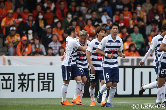 横浜FMの決勝点を決めたウーゴ　ヴィエイラ（♯7）がアシストを供給した山中　亮輔（♯24）に感謝を示す【明治安田Ｊ１ 第5節 清水vs横浜FM】