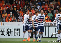 横浜FMの決勝点を決めたウーゴ　ヴィエイラ（♯7）がアシストを供給した山中　亮輔（♯24）に感謝を示す【明治安田Ｊ１ 第5節 清水vs横浜FM】