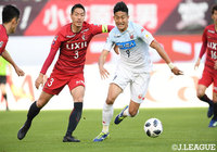 昌子　源（鹿島）と都倉　賢（札幌）はこの試合、何度も激しいマッチアップを見せた【明治安田Ｊ１ 第5節 鹿島vs札幌】