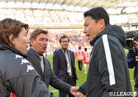 札幌のペトロヴィッチ監督（左）と鹿島の大岩　剛監督（右）が試合後に握手【明治安田Ｊ１ 第5節 鹿島vs札幌】