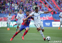 ディエゴ　オリヴェイラ（FC東京）に対し体を張ってボールを守るファビオ（Ｇ大阪）【明治安田Ｊ１ 第5節 FC東京vsＧ大阪】