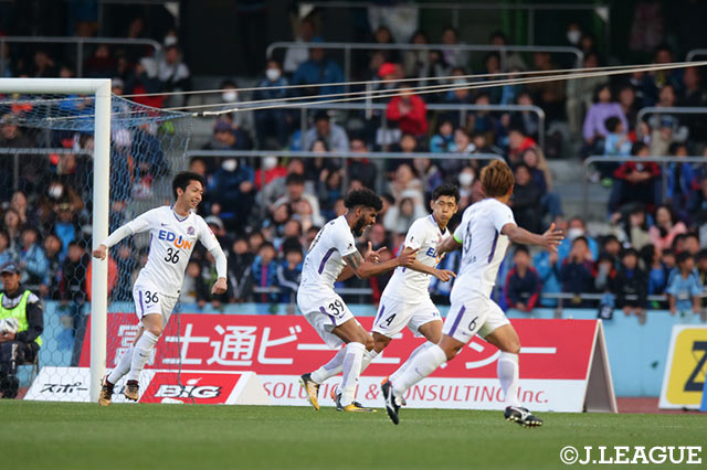 終盤に決勝点をマークしたパトリック（広島）が、トレードマークのマシンガンポーズを披露【明治安田Ｊ１ 第5節 川崎Ｆvs広島】