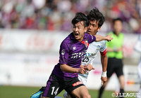 激しいジェスチャーで味方にボールを要求する仙頭　啓矢（京都）【明治安田Ｊ２ 第7節 京都vs讃岐】