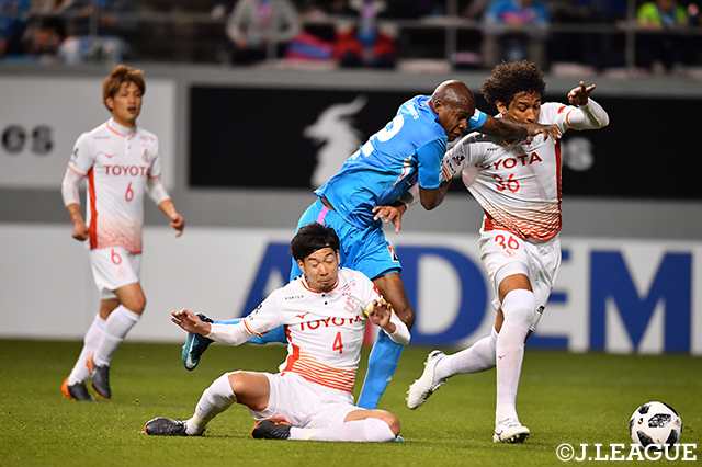 迫力満点の肉弾戦を繰り広げるイバルボ（鳥栖）とホーシャ（名古屋）【明治安田Ｊ１ 第5節 鳥栖vs名古屋】