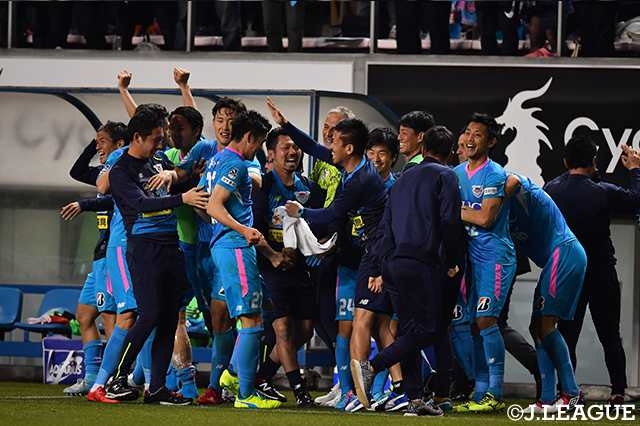 2点ビハインドから試合をひっくり返し、沸き上がる鳥栖ベンチ【明治安田Ｊ１ 第5節 鳥栖vs名古屋】