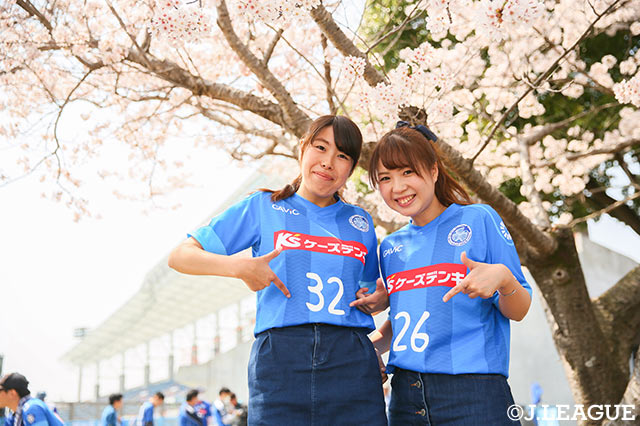 満開の桜の下で応援グッズを身にまとって記念撮影！【明治安田Ｊ２ 第7節 水戸vs町田】