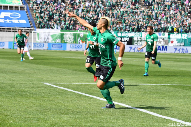 セルジーニョ（松本）が後半すぐに3点目を決めリードを広げる【明治安田Ｊ２ 第7節 松本vs大宮】