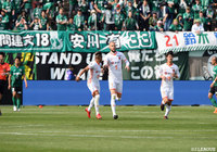 大宮もロビン シモヴィッチ（中央）らが得点を挙げ1点差に追い上げるが…【明治安田Ｊ２ 第7節 松本vs大宮】