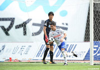 PKを獲得した新潟。キッカーの安田 理大が落ち着いてゴールを流し込み、1点を返す【明治安田Ｊ２ 第7節 熊本vs新潟】