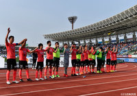 4対0と快勝した東京V。アウェーの地でサポーターと勝利の喜びを分かち合った【明治安田J2 第7節 徳島vs東京V】