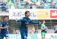 4点目を決めた途中出場の川西 翔太。大分はホームのサポーターの声援に十分に応えた【明治安田Ｊ２ 第7節 大分vs千葉】