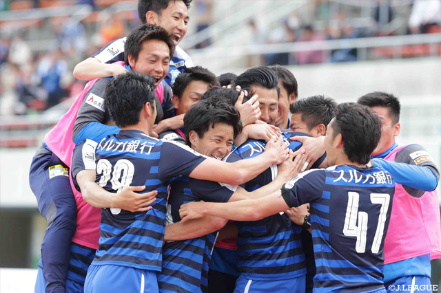 先制ゴールを決めた青木 翔大（沼津）に駆け寄り喜びを爆発させる選手たち【明治安田Ｊ３ 第5節 沼津vs富山】