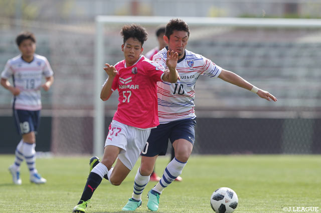 ベテランの梶山 陽平（F東23）と激しいマッチアップを繰り広げる喜田 陽（C大23）【明治安田Ｊ３ 第5節 C大23vsF東23】