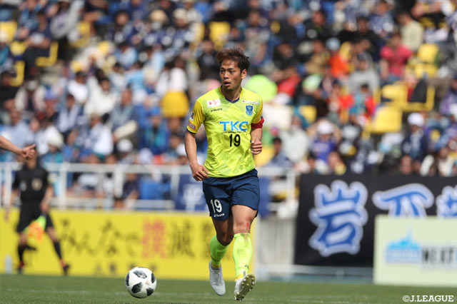 ペナルティエリア手前から無人のゴールへシュートを放ち、1点を返した服部 康平（栃木）【明治安田Ｊ２ 第7節 福岡vs栃木】