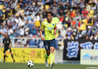 ペナルティエリア手前から無人のゴールへシュートを放ち、1点を返した服部 康平（栃木）【明治安田Ｊ２ 第7節 福岡vs栃木】