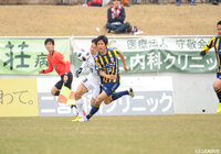 ボールを競り合う久木田 紳吾（群馬）と藤沼 拓夢（盛岡）【明治安田Ｊ３ 第5節 盛岡vs群馬】